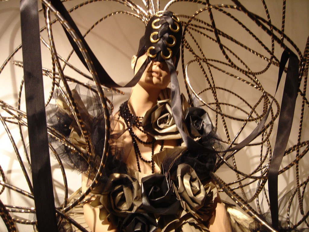zoe-bradley-brown-thomas-dublin-2005-paper-headpiece-sculpture-1-1024x768