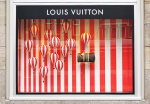 best-window-displays_louis-vuitton_2013_hot-air-balloon_02-1000x698