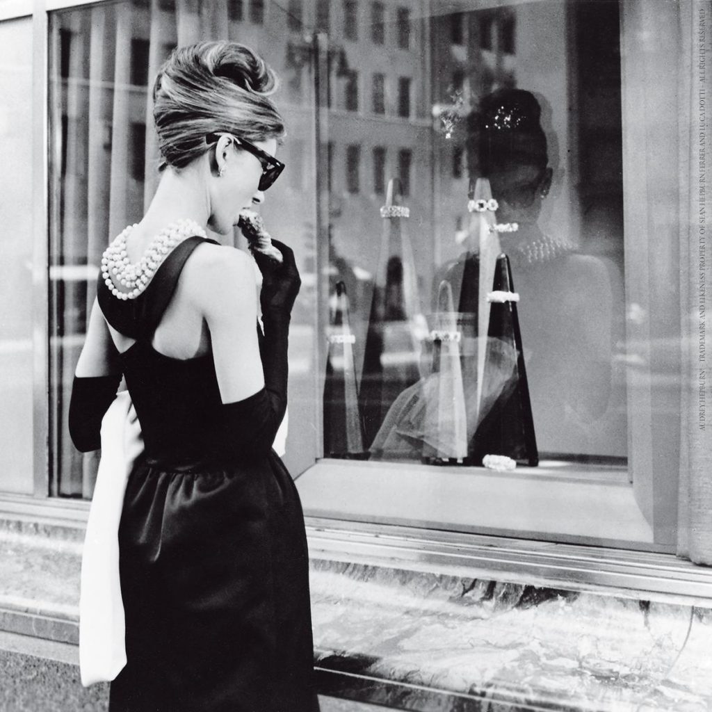 Audrey Hepburn olhando a vitrine da Tiffany