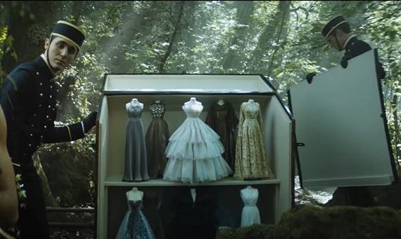 Dior lançou um vídeo que mistura fantasia e realidade, inspirada no Théâtre de la Mode.