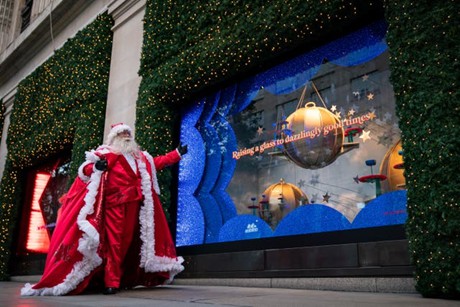 Um homem vestido de Papai Noel do lado de fora da Selfridges em Londres enquanto a loja de departamentos abre suas vitrines de Natal: (Aaron Chown / PA) / PA Wire